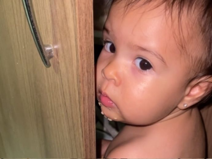 Beb&ecirc; ignora distra&ccedil;&otilde;es e foca apenas no biscoito em v&iacute;deo que viraliza