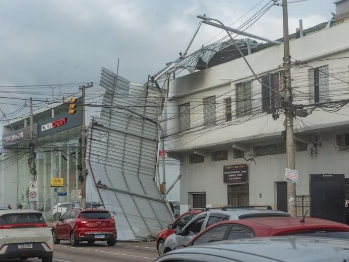 Ciclone-bomba deixa um morto, cinco feridos e causa estragos no RS