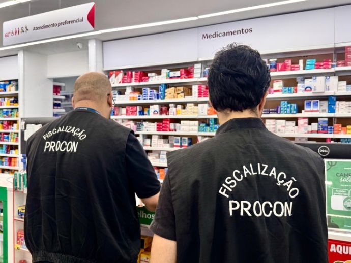 Procon flagra produtos vencidos e aus&ecirc;ncia de farmac&ecirc;uticos durante fiscaliza&ccedil;&atilde;o em farm&aacute;cias