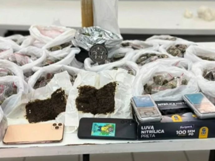 Pol&iacute;cia prende dois jovens e apreende mais de 420 por&ccedil;&otilde;es de maconha