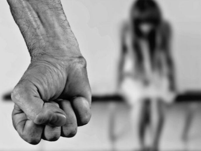 Homic&iacute;dios de crian&ccedil;as e adolescentes caem, mas seis ainda morrem por dia