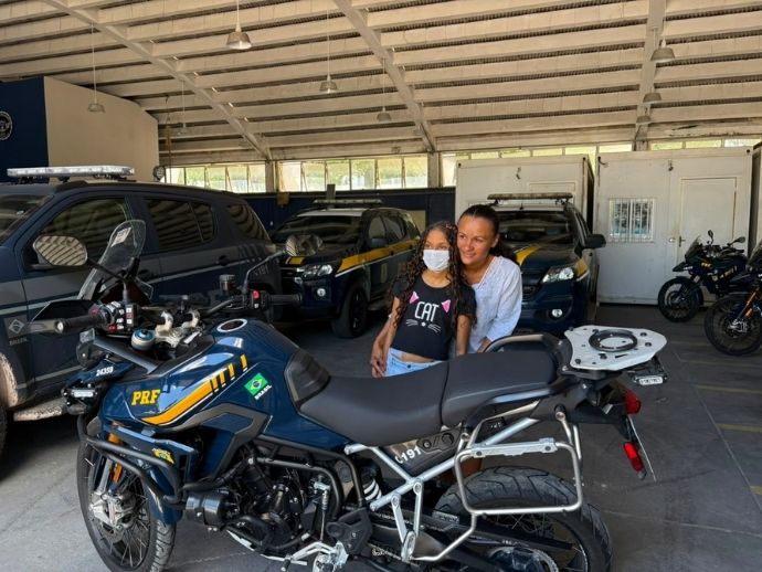 Adolescente que fez transplante de f&iacute;gado reencontra equipe da PRF no Recife
