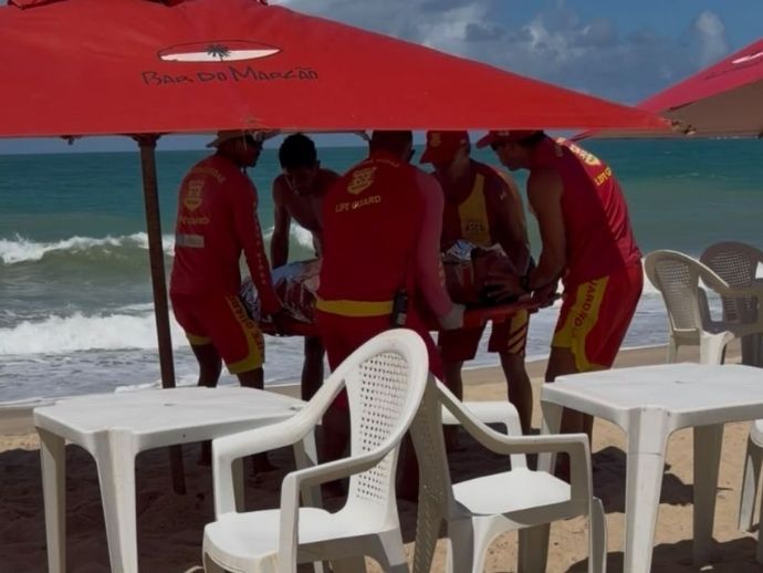 Turista de Bras&iacute;lia perde movimentos do corpo ap&oacute;s onda em Maraca&iacute;pe