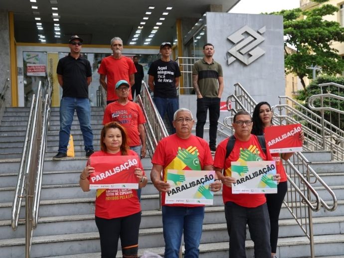 Banc&aacute;rios paralisam atividades por 24 horas em Pernambuco e no resto do Pa&iacute;s