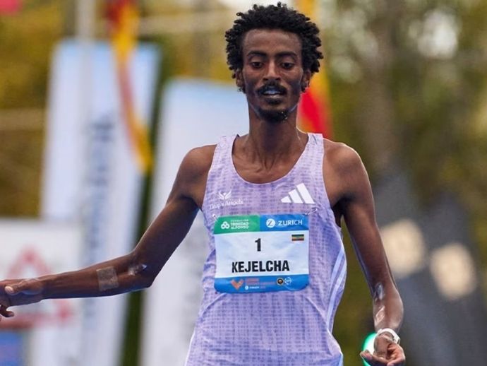 Atleta et&iacute;ope bate recorde mundial ao correr meia maratona abaixo de 57 min