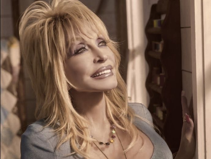 Dolly Parton, &iacute;cone da m&uacute;sica country, morre aos 80 anos