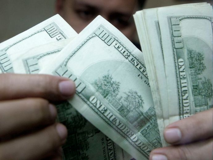 D&oacute;lar sobe e se aproxima de R$ 5,20, enquanto Bolsa avan&ccedil;a