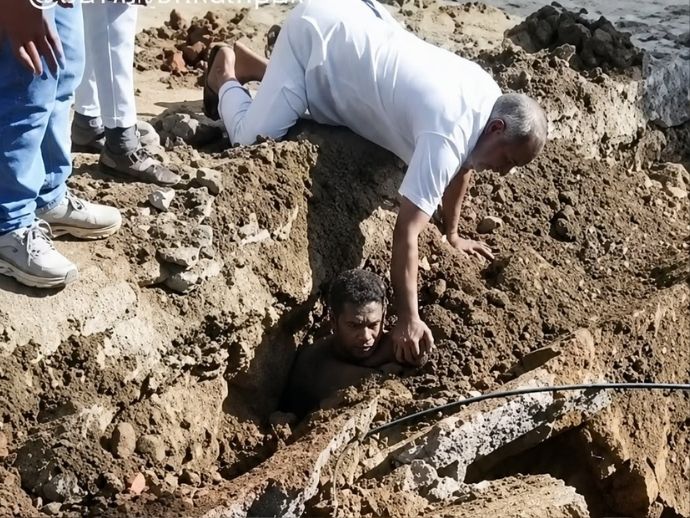 Nepal inicia enterros de v&iacute;timas e mant&eacute;m buscas por desaparecidos