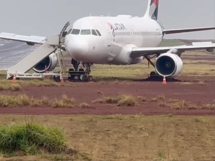 Avi&atilde;o da Latam com 151 pessoas a bordo sai da pista em Cascavel, no Paran&aacute;