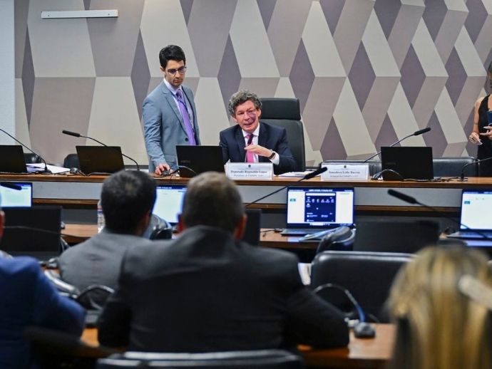 Vota&ccedil;&atilde;o de MP que acaba com &lsquo;taxa das blusinhas&rsquo; &eacute; adiada para quarta