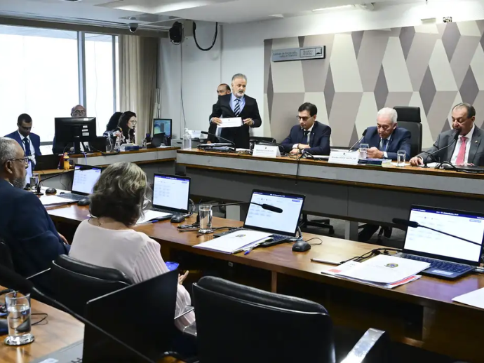 CCJ do Senado aprova PEC que acaba com jornada 6x1