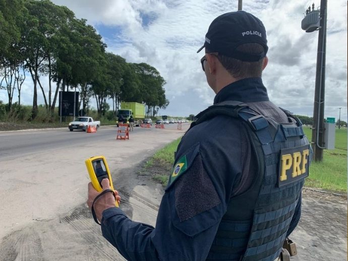 PRF registra tr&ecirc;s mortes e 2,1 mil testes de baf&ocirc;metro no feriad&atilde;o em PE
