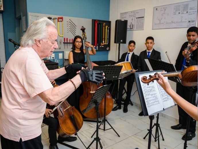 Orquestra Crian&ccedil;a Cidad&atilde; se apresenta com Jo&atilde;o Carlos Martins em SP