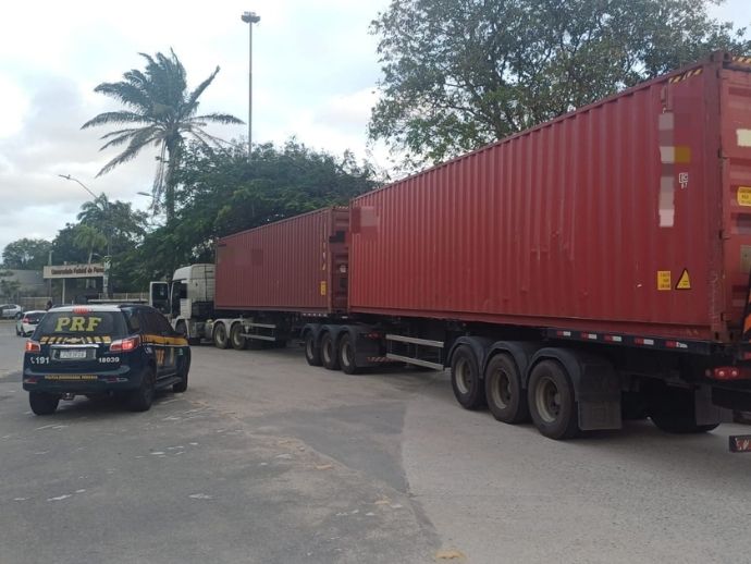 PRF det&eacute;m motorista de caminh&atilde;o sob efeito de &aacute;lcool no Recife