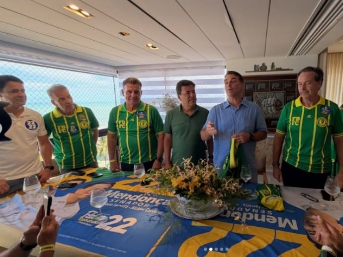 Fl&aacute;vio Bolsonaro chega para caminhada e com&iacute;cio no Bairro do Recife
