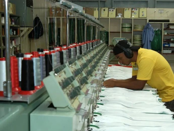 Economia brasileira recua 0,4% em julho, aponta FGV