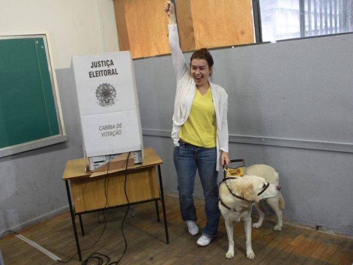 Eleitor pode ter pet barrado no local de vota&ccedil;&atilde;o. Veja todos os motivos!