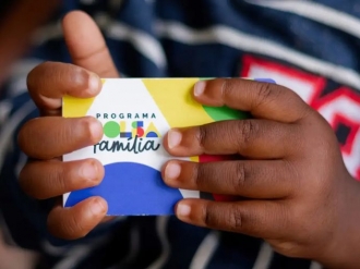Caixa paga Bolsa Fam&iacute;lia a benefici&aacute;rios com NIS de final 3 