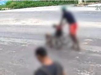 Homem &eacute; preso por levar o corpo do pai em cadeira de rodas por 5 km