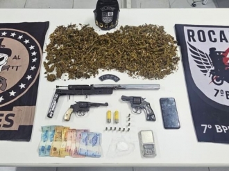 Homem &eacute; preso com arsenal de armas e drogas em Santana do Ipanema