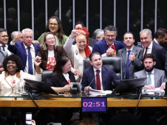 C&acirc;mara aprova, em dois turnos, PEC pelo fim da escala 6x1