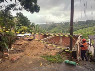 Defesa Civil de Macei&oacute; realiza demoli&ccedil;&otilde;es preventivas para evitar desabamentos no per&iacute;odo chuvoso