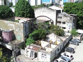 De palco hist&oacute;rico a cen&aacute;rio de ru&iacute;nas: o abandono do Teatro Valdemar de Oliveira