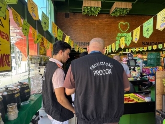 Procon Macei&oacute; autua supermercado por venda de alimentos vencidos