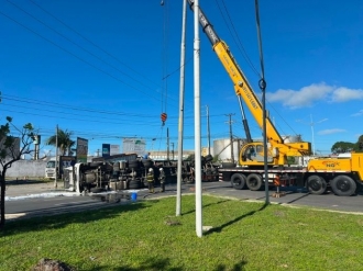 Carreta com botij&otilde;es de g&aacute;s tomba e interdita Avenida Militar no Recife