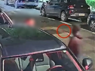 Mulher &eacute; rendida e obrigada a se ajoelhar durante roubo de carro nas Gra&ccedil;as