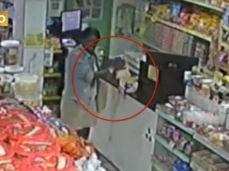 Mulher &eacute; flagrada furtando chocolates e sapatos de lojas no centro de Camaragibe