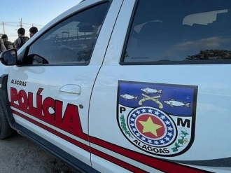 Motorista tem carro atingido por 11 tiros e &eacute; baleado na perna em Cruz das Almas