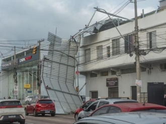 Ciclone-bomba deixa um morto, cinco feridos e causa estragos no RS