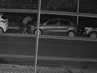 Carro &eacute; furtado em tr&ecirc;s minutos enquanto fam&iacute;lia jantava em Olinda