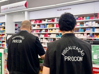 Procon flagra produtos vencidos e aus&ecirc;ncia de farmac&ecirc;uticos durante fiscaliza&ccedil;&atilde;o em farm&aacute;cias
