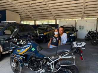 Adolescente que fez transplante de f&iacute;gado reencontra equipe da PRF no Recife