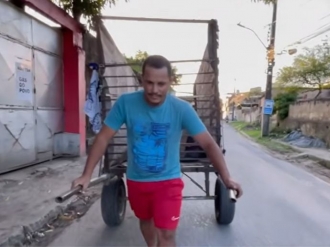 Carroceiro do Recife conquista milh&otilde;es de visualiza&ccedil;&otilde;es ao mostrar rotina nas redes