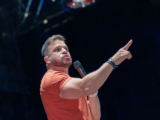 Fl&aacute;vio Andradde apresenta show in&eacute;dito "Como Sobreviver &agrave; Fam&iacute;lia" no Teatro Guararapes neste s&aacute;bado