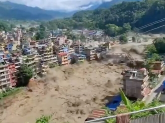Avalanche entre Nepal e China deixa mais de 1,3 mil desaparecidos e muita destrui&ccedil;&atilde;o