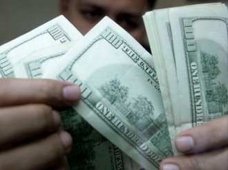 D&oacute;lar sobe e se aproxima de R$ 5,20, enquanto Bolsa avan&ccedil;a