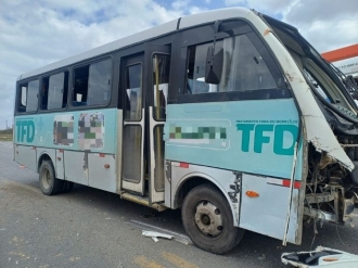 Passageiro de moto morre ap&oacute;s acidente com carreta na BR-101, no Recife
