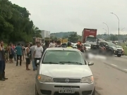 Motociclista morre ap&oacute;s ser derrubado por carro e atropelado por caminh&atilde;o