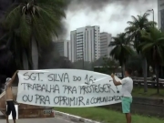 Moradores da comunidade de Jo&atilde;o de Barros protestam contra suposta abordagem violenta da Pol&iacute;cia Militar