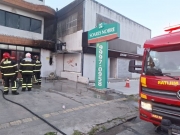 Inc&ecirc;ndio atinge lojas no bairro do Pinheiro, em Macei&oacute; 