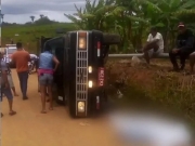 Mulher morre ap&oacute;s pular de caminhonete em movimento