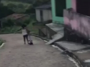 Mulher é filmada arrastando filho de 4 anos e é levada para à delegacia 