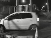 Motorista joga carro contra port&atilde;o para escapar de sequestro rel&acirc;mpago em Macei&oacute;