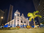 Governo de Pernambuco conclui reforma da Pra&ccedil;a de Boa Viagem com foco na ilumina&ccedil;&atilde;o c&ecirc;nica da igreja 