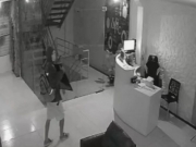 Ladr&atilde;o &eacute; filmado invadindo e furtando sal&atilde;o de beleza no bairro do Pina