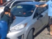 Mulher sobe em cima de cap&ocirc; de carro em transo e causa congestionamento em Macei&oacute;